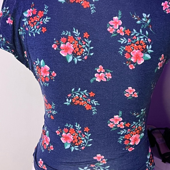 Flower 🌸 crop top - Picture 2 of 3